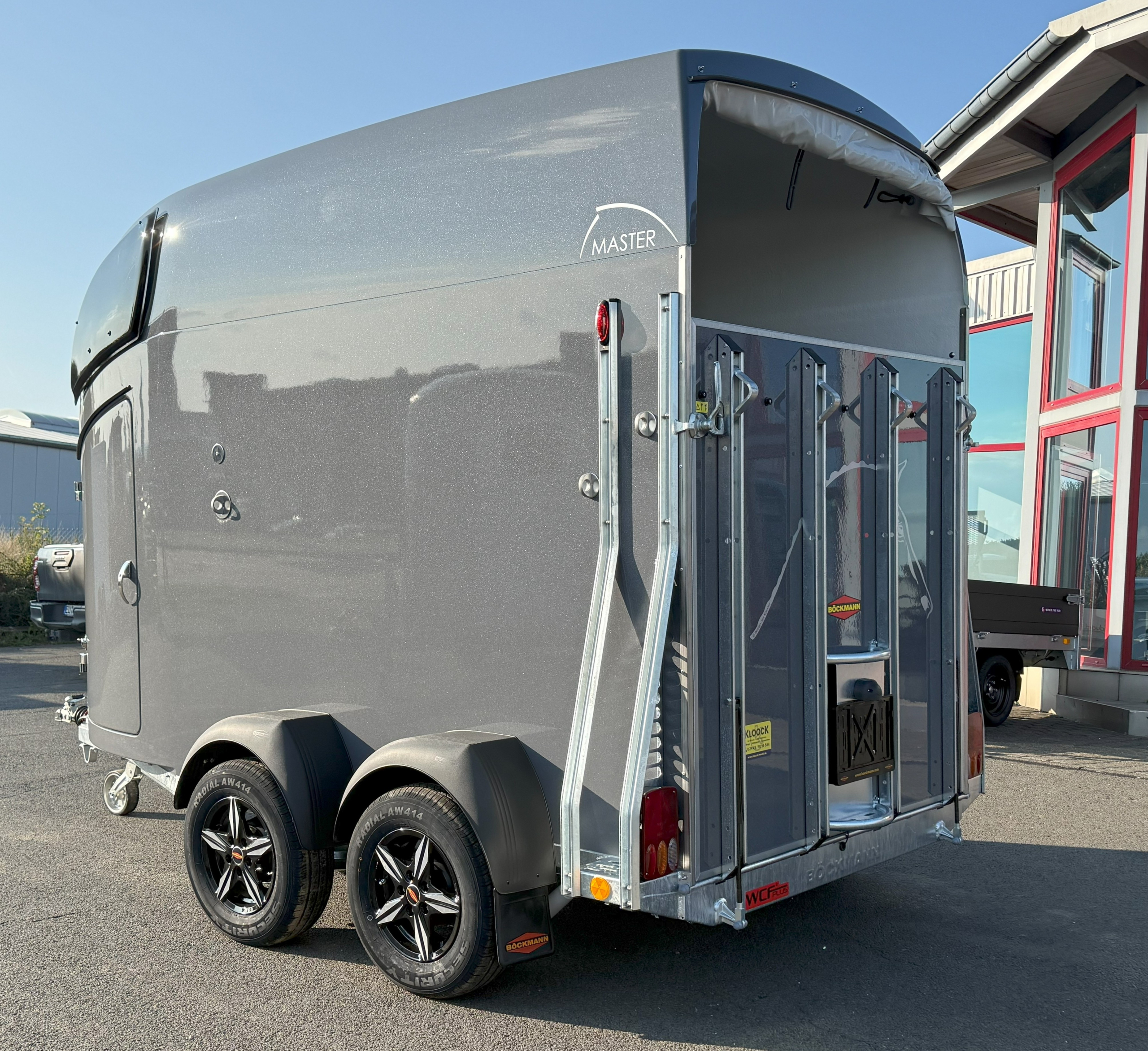 Böckmann Pferdeanhänger Master WCF grau ALU-Felgen 2,4 t – Bild 2