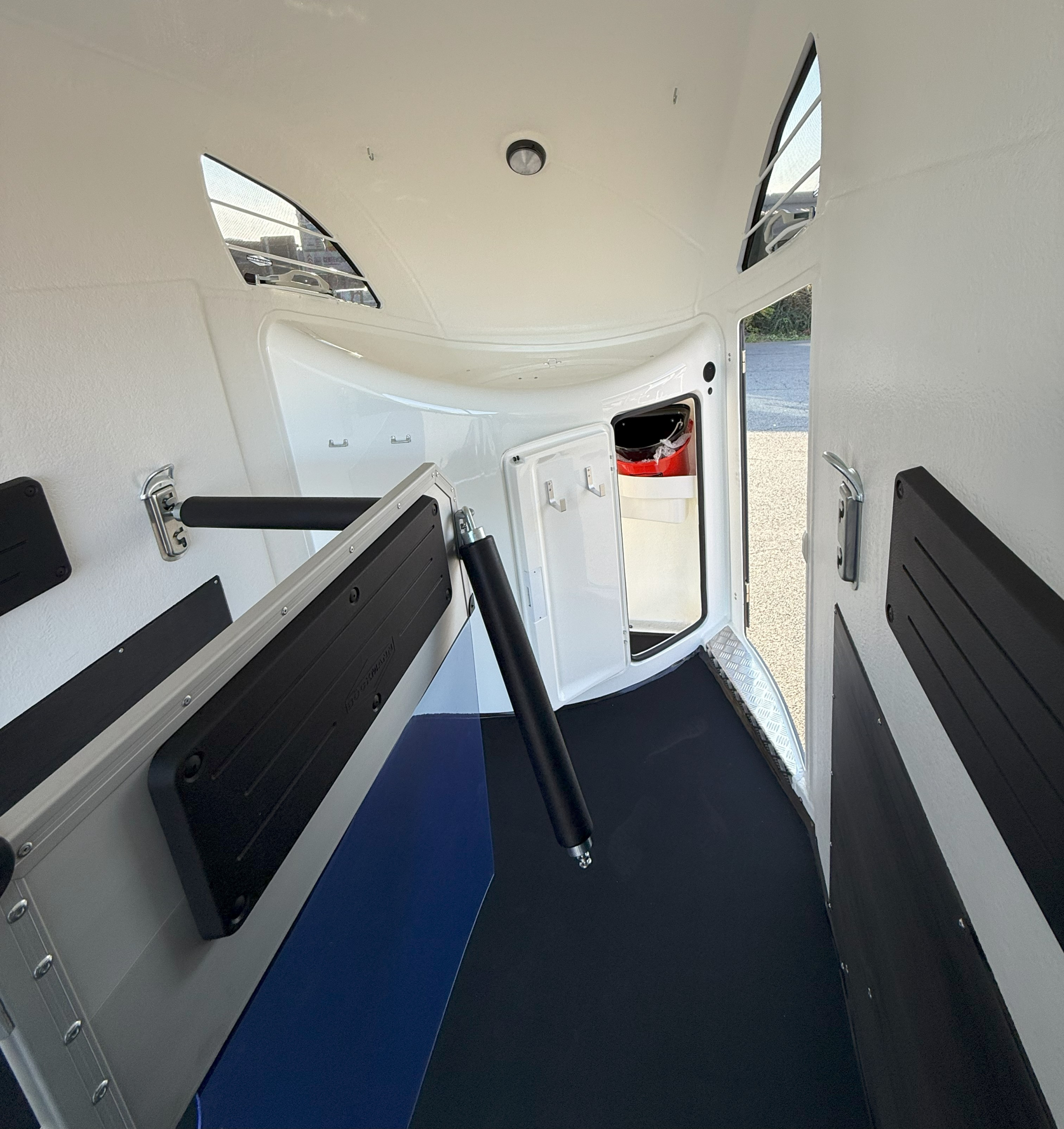 Böckmann Pferdeanhänger Master WCF grau ALU-Felgen 2,4 t – Bild 6