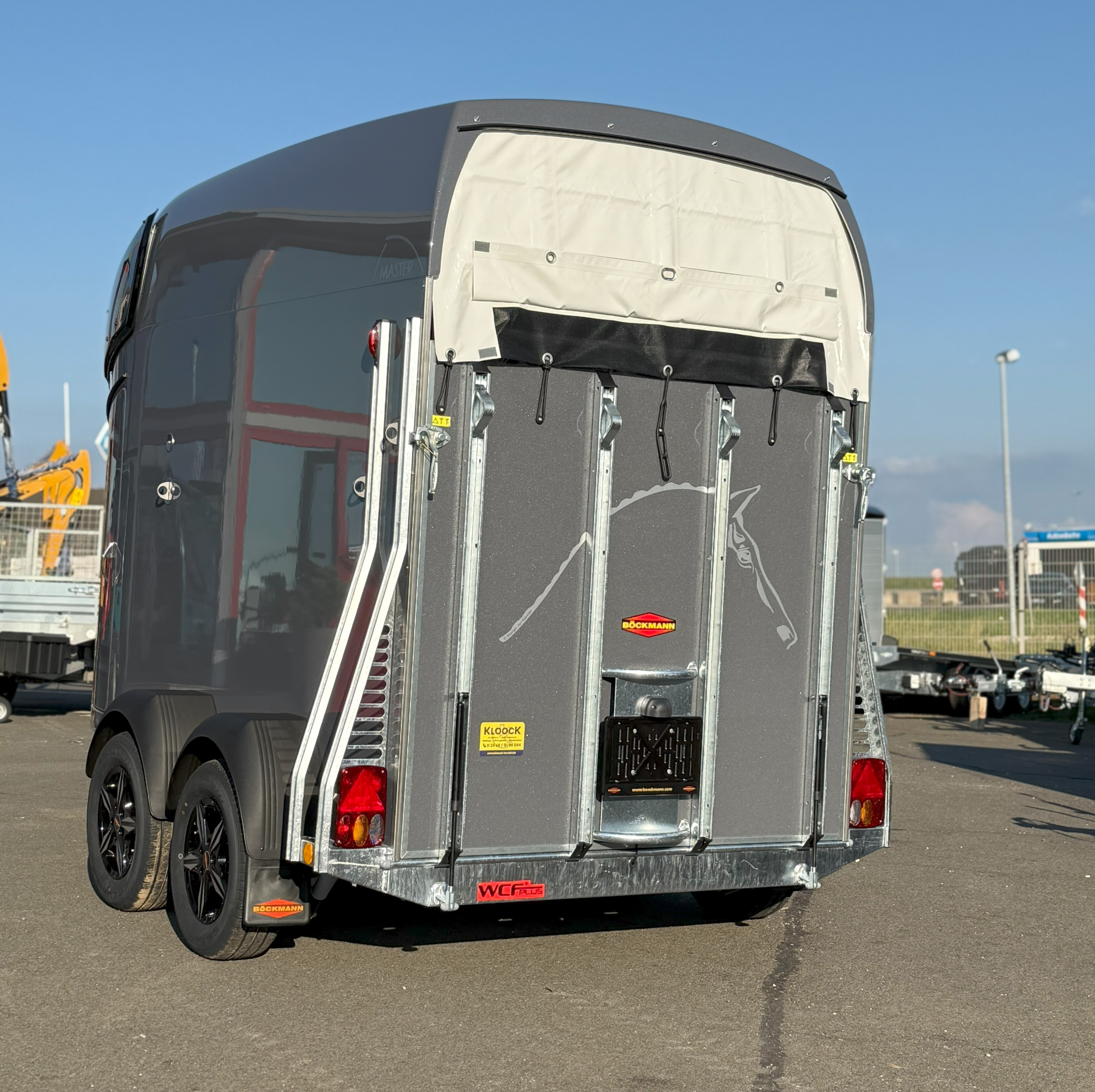 Böckmann Pferdeanhänger Master WCF grau ALU-Felgen 2,4 t – Bild 3