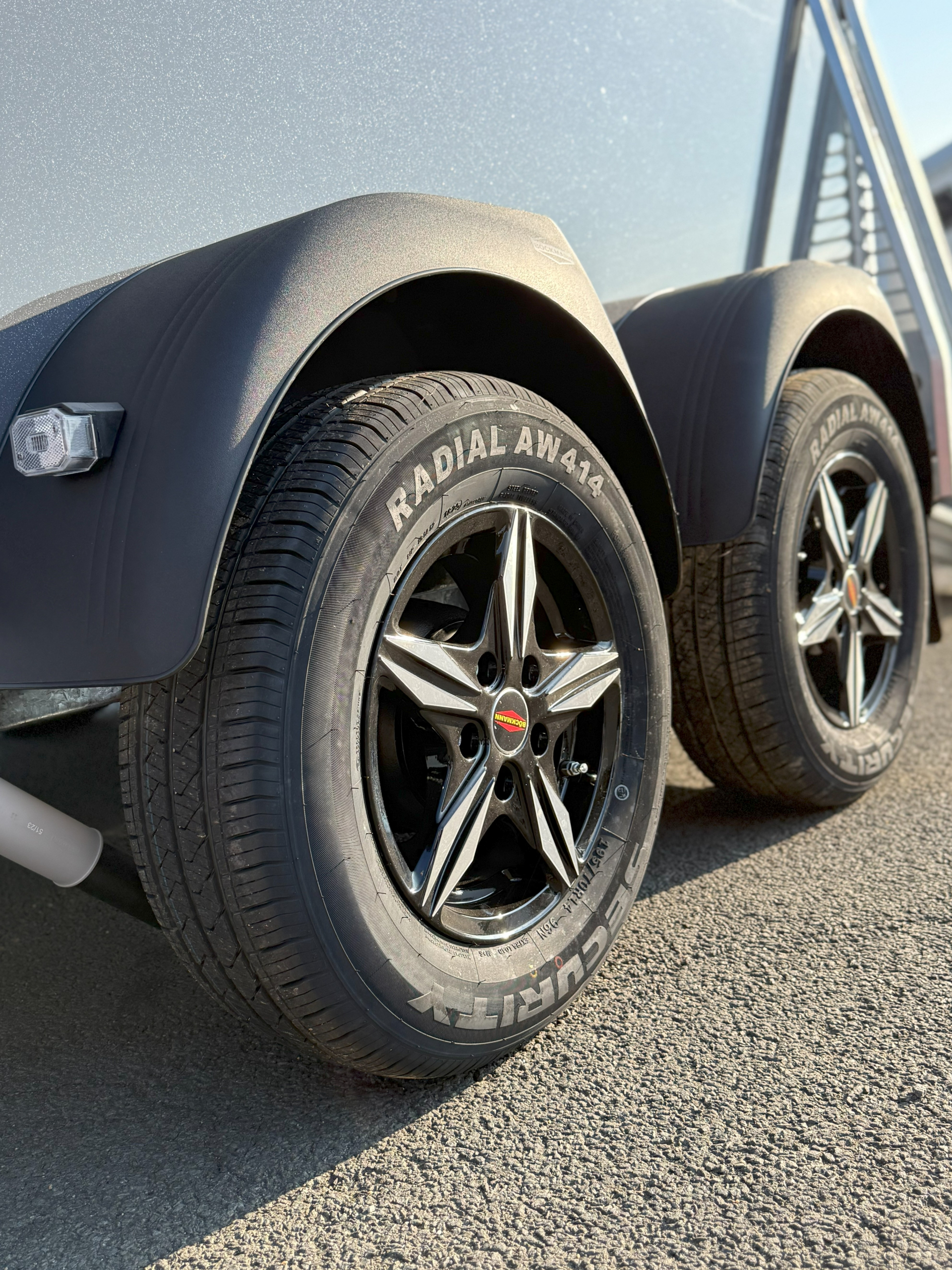 Böckmann Pferdeanhänger Master WCF grau ALU-Felgen 2,4 t – Bild 12