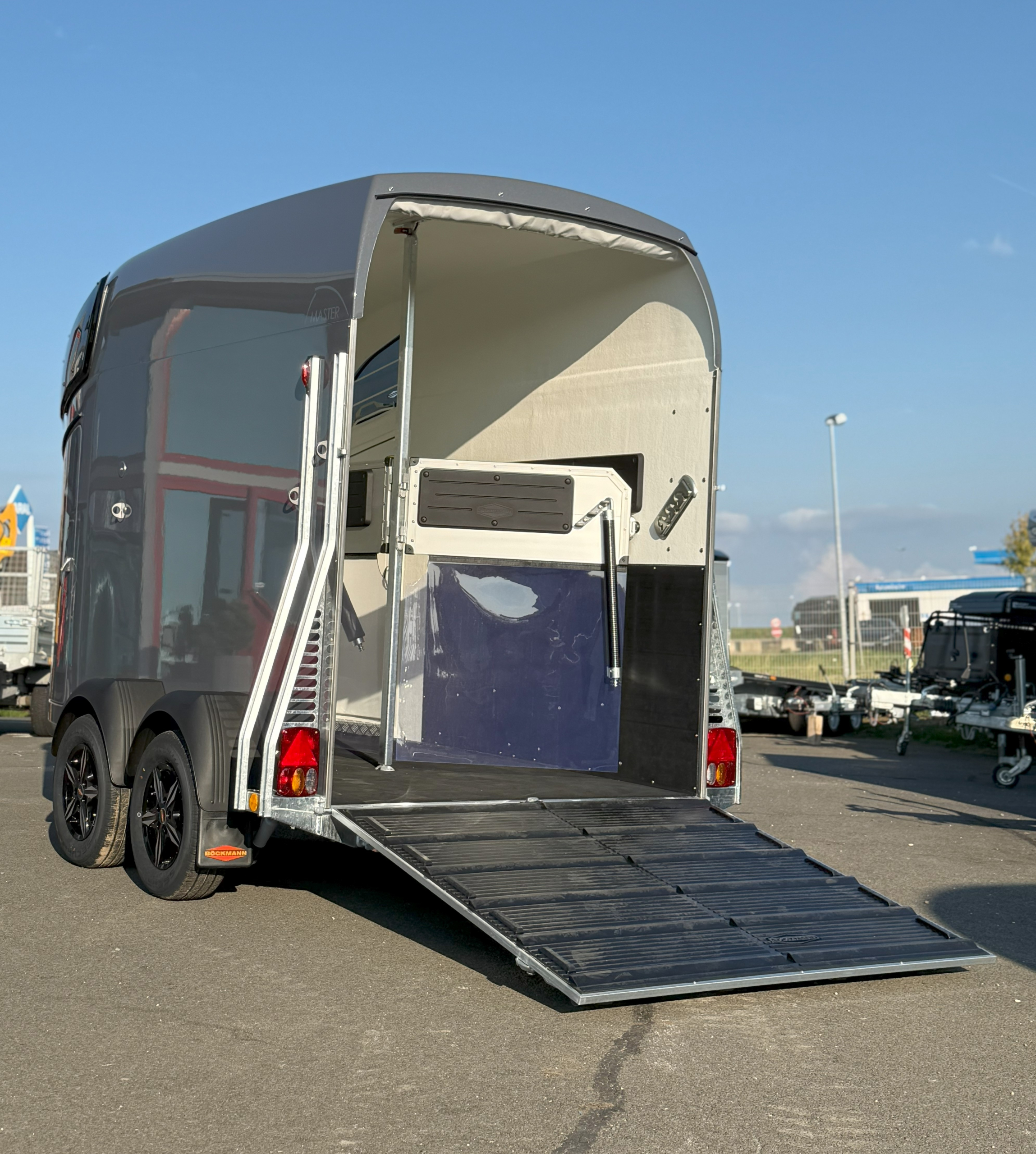 Böckmann Pferdeanhänger Master WCF grau ALU-Felgen 2,4 t – Bild 11