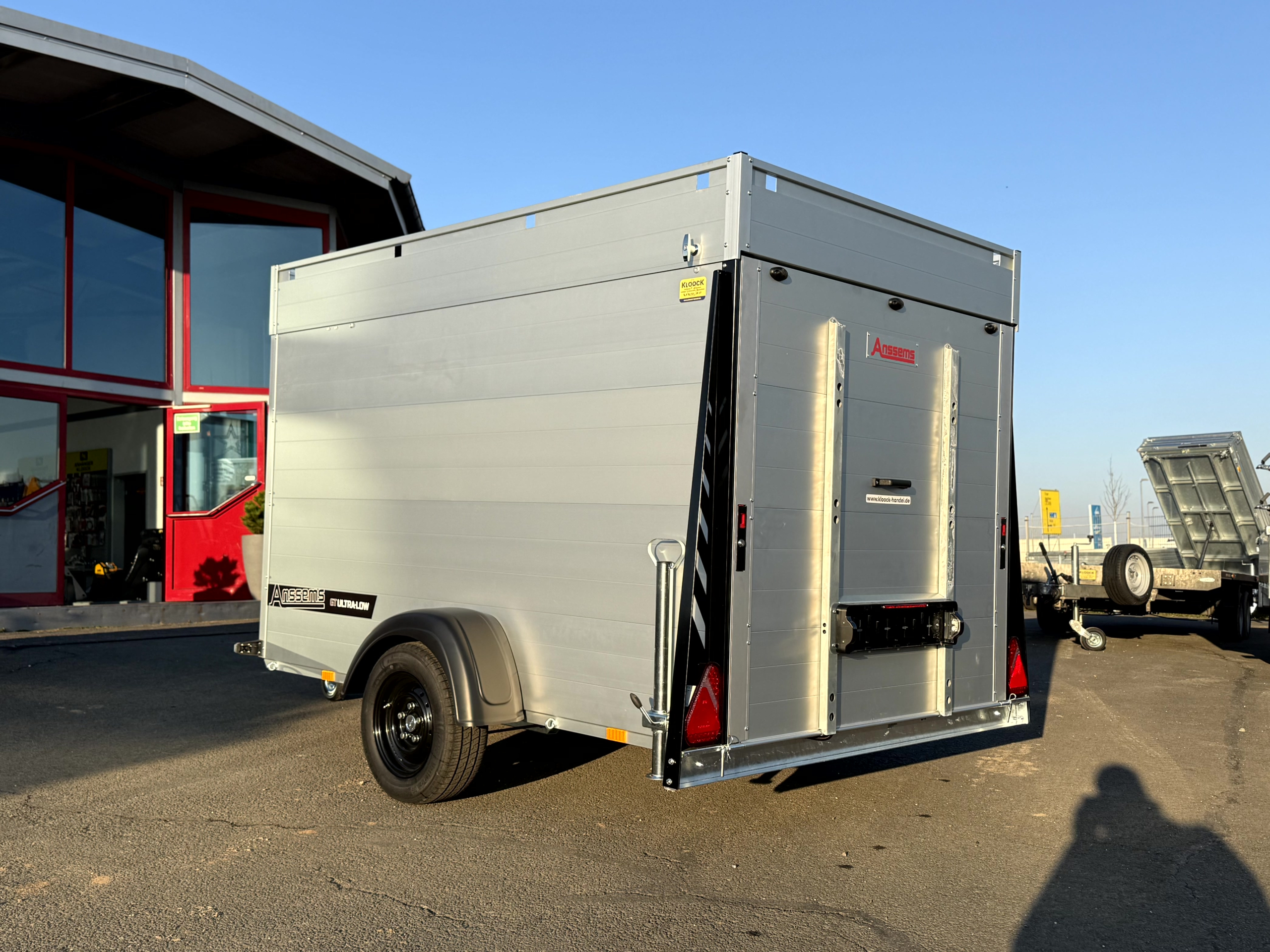 Anssems Kofferanhänger GTB 1350.251x151 VT3 Ultra Low 1350 kg mit Rampe und Klappdeckel – Bild 2