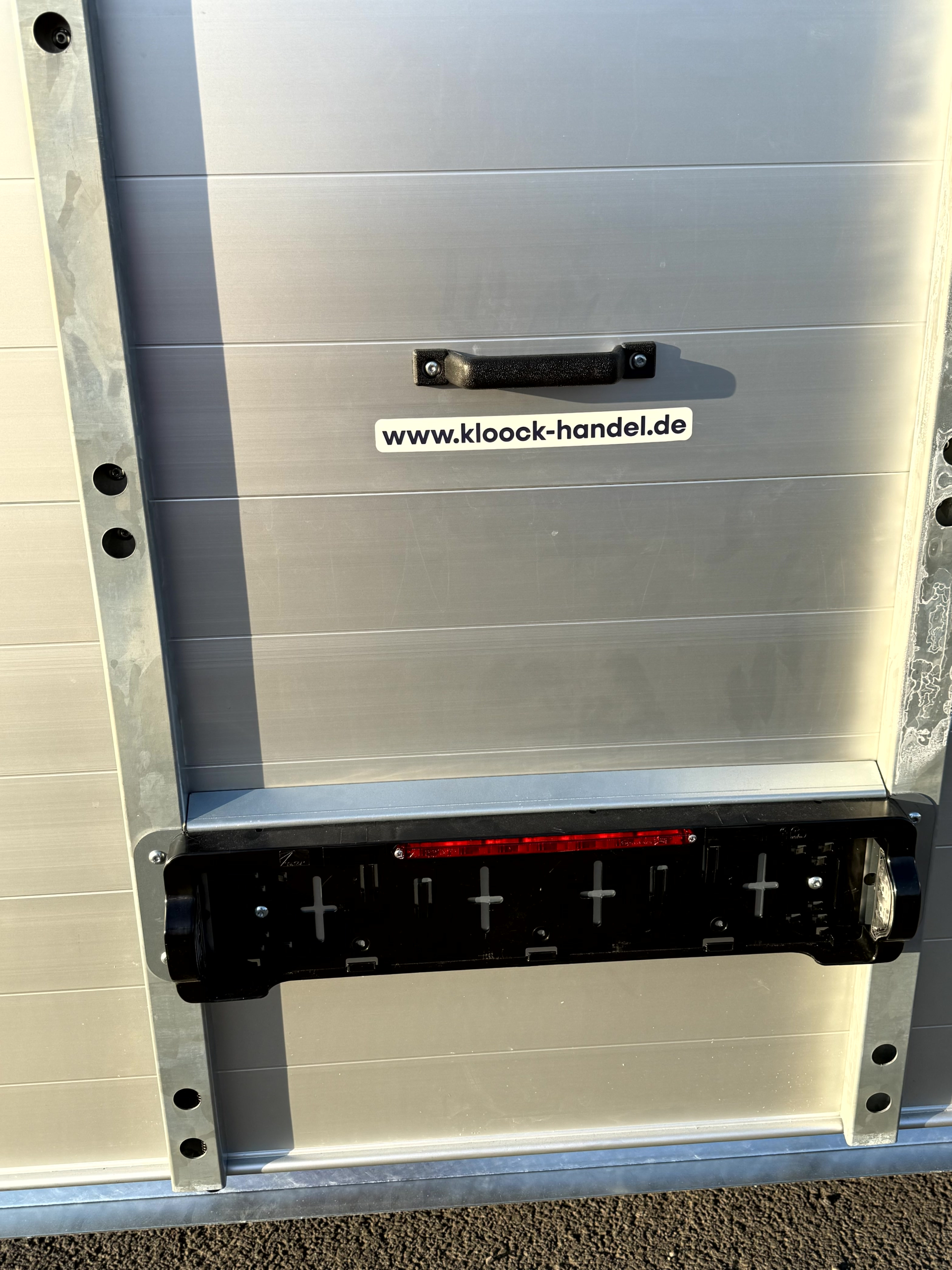 Anssems Kofferanhänger GTB 1350.251x151 VT3 Ultra Low 1350 kg mit Rampe und Klappdeckel – Bild 3