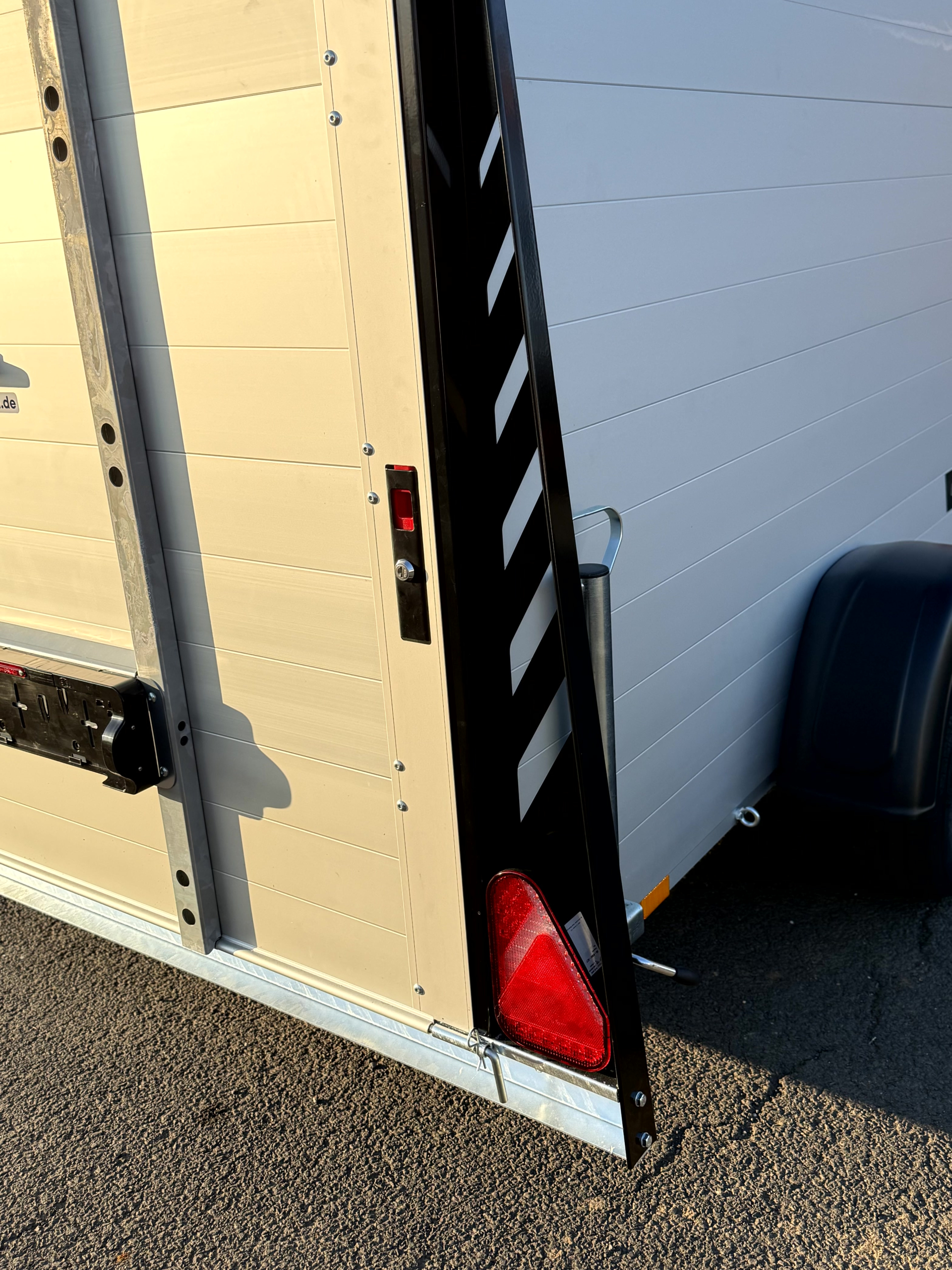 Anssems Kofferanhänger GTB 1350.251x151 VT3 Ultra Low 1350 kg mit Rampe und Klappdeckel – Bild 4