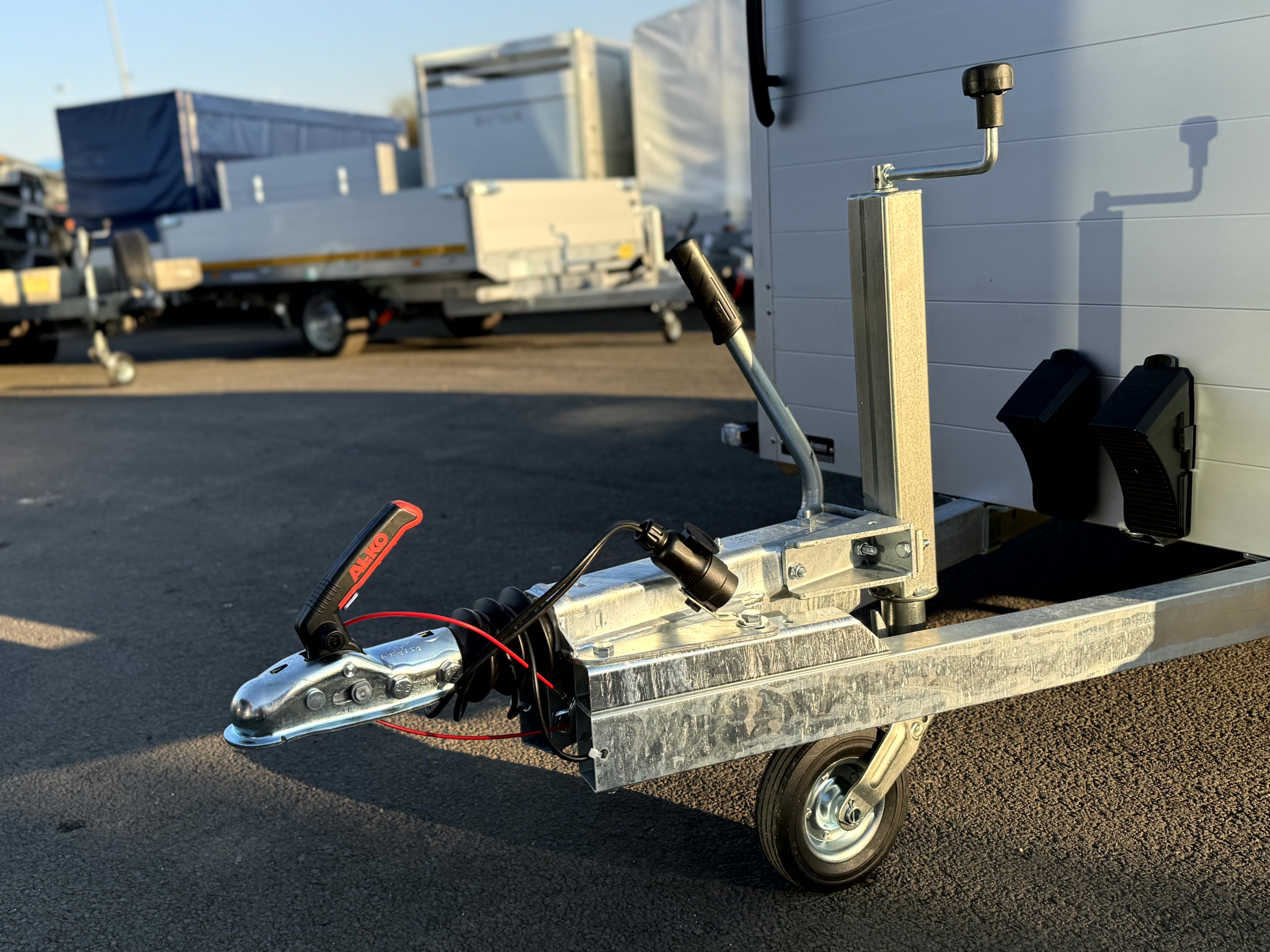 Anssems Kofferanhänger GTB 1350.251x151 VT3 Ultra Low 1350 kg mit Rampe und Klappdeckel – Bild 6