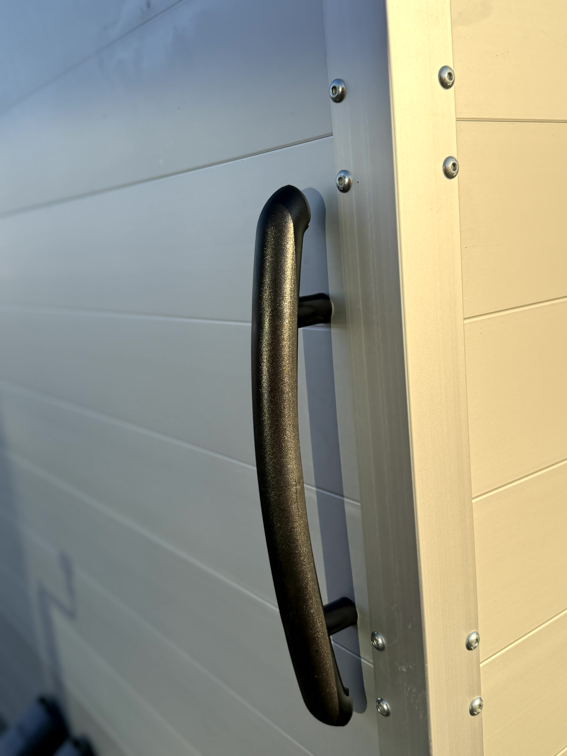 Anssems Kofferanhänger GTB 1350.251x151 VT3 Ultra Low 1350 kg mit Rampe und Klappdeckel – Bild 7