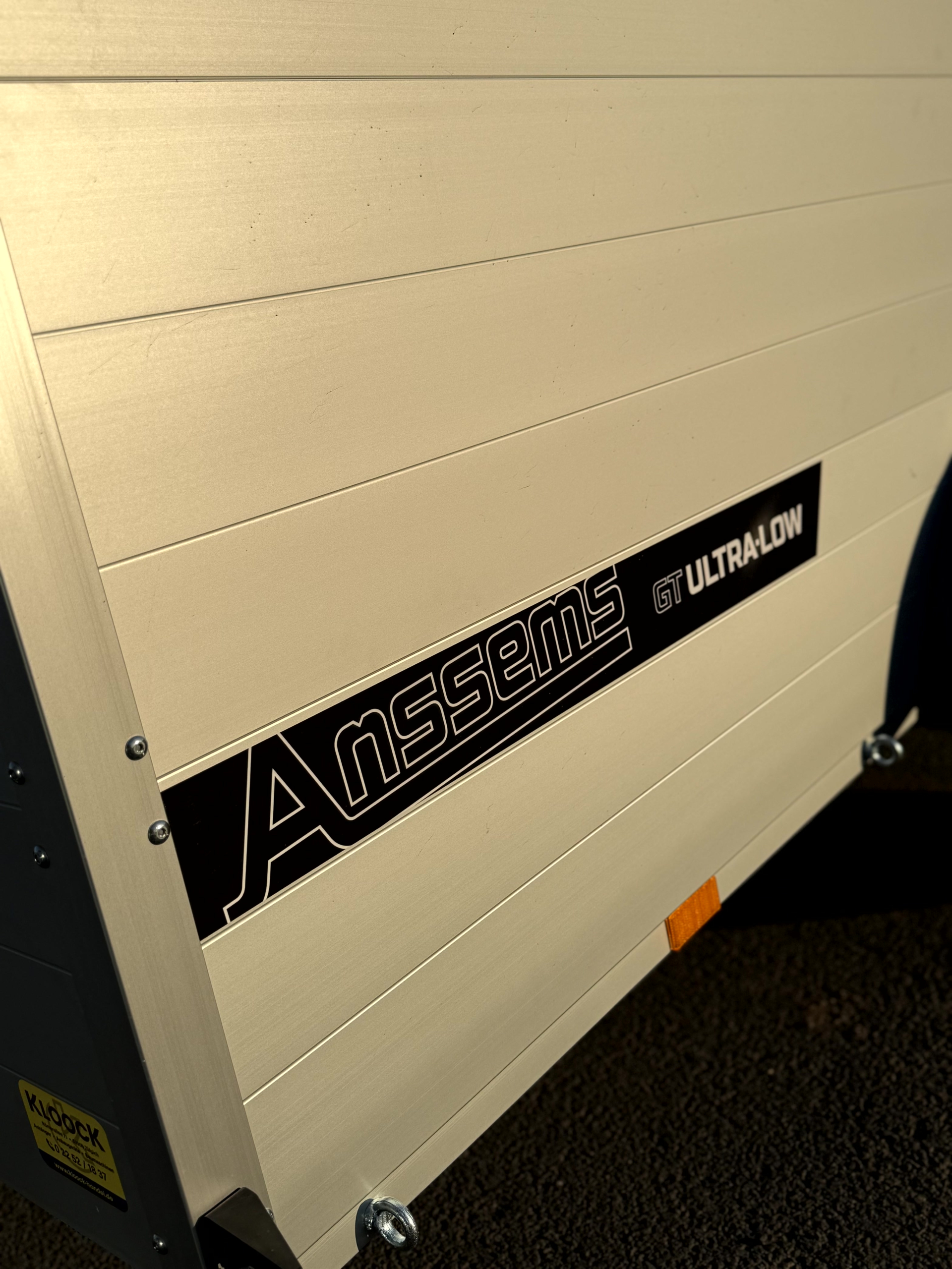 Anssems Kofferanhänger GTB 1350.251x151 VT3 Ultra Low 1350 kg mit Rampe und Klappdeckel – Bild 8