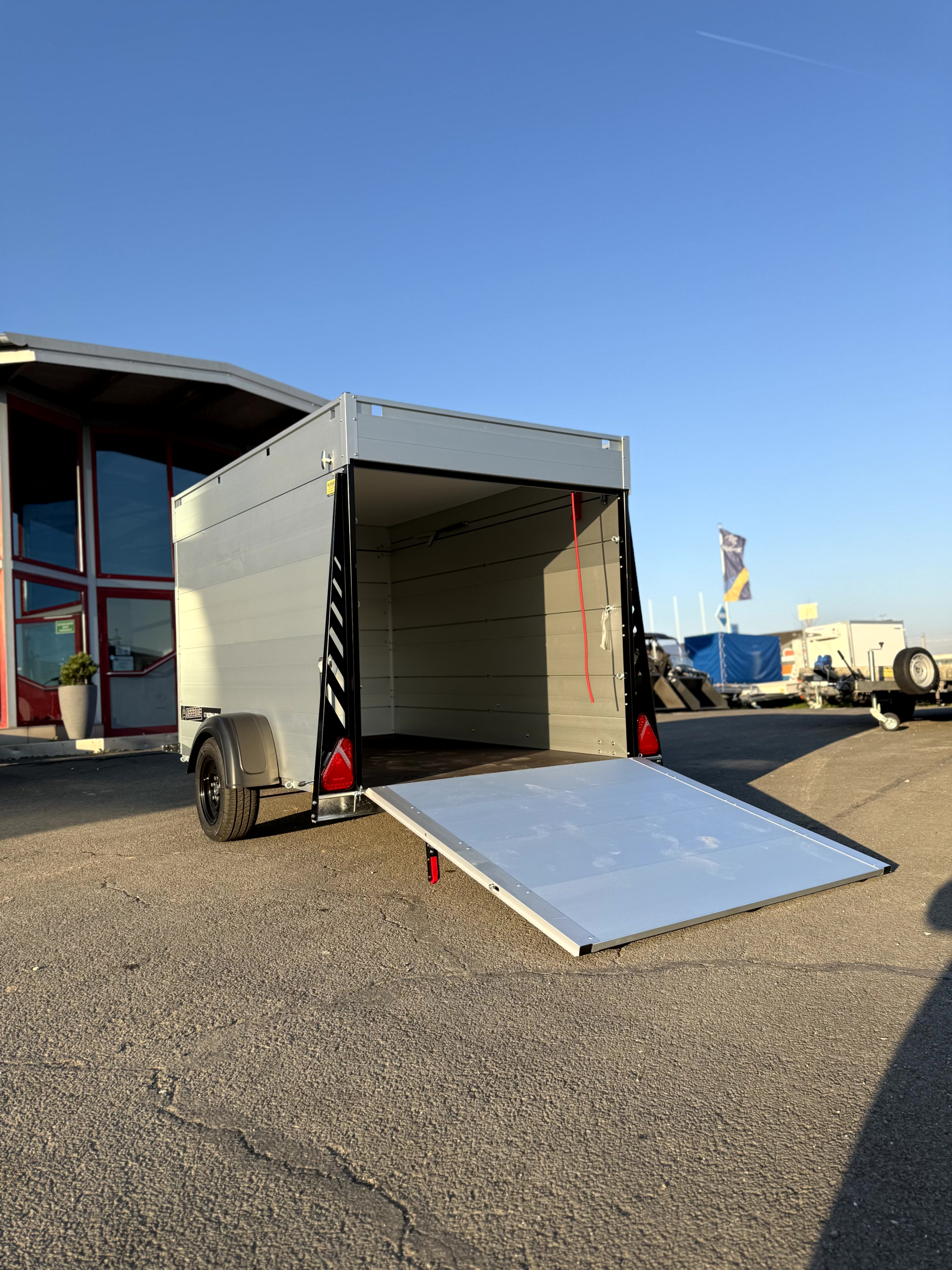 Anssems Kofferanhänger GTB 1350.251x151 VT3 Ultra Low 1350 kg mit Rampe und Klappdeckel – Bild 9