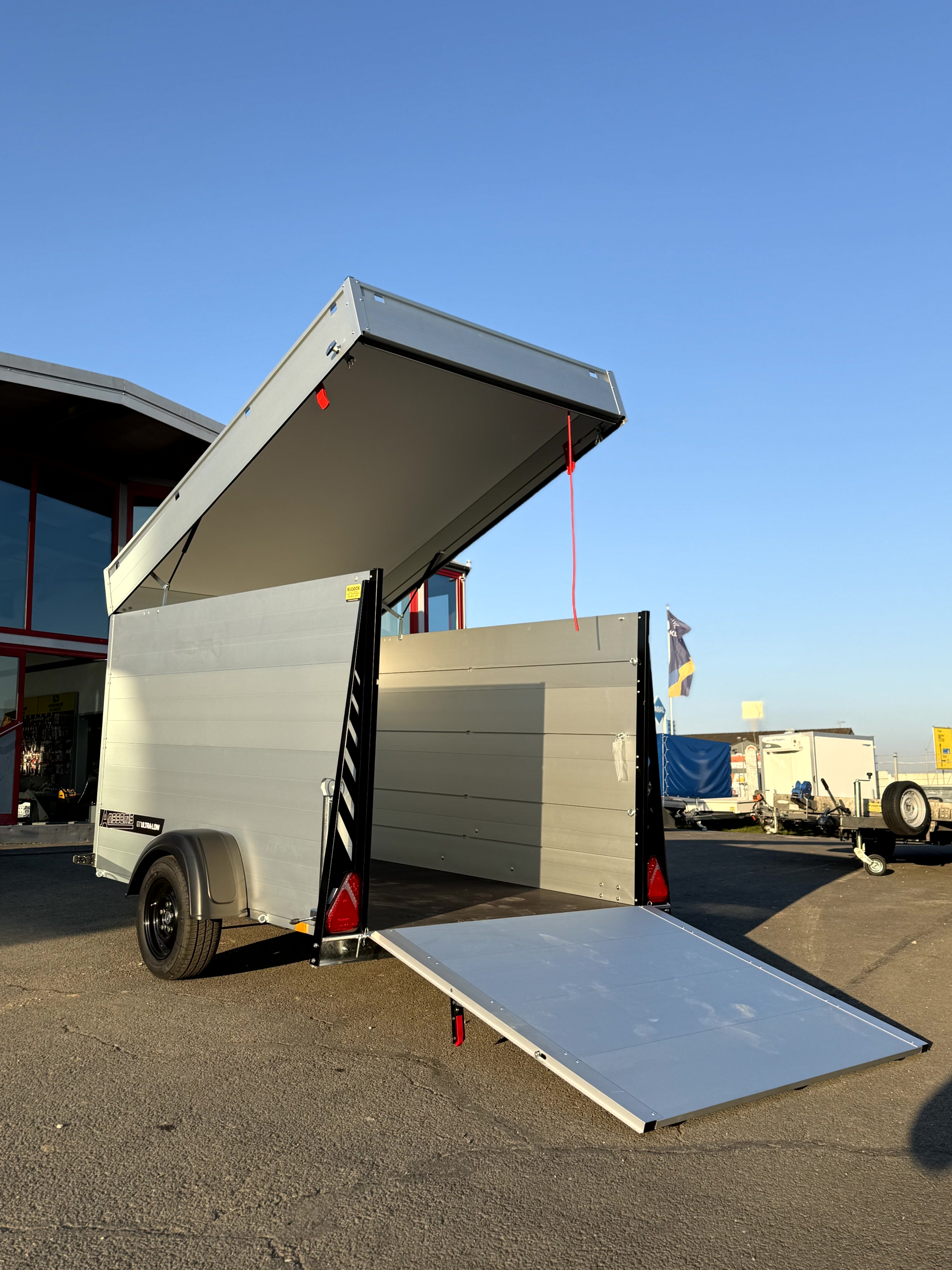 Anssems Kofferanhänger GTB 1350.251x151 VT3 Ultra Low 1350 kg mit Rampe und Klappdeckel – Bild 11