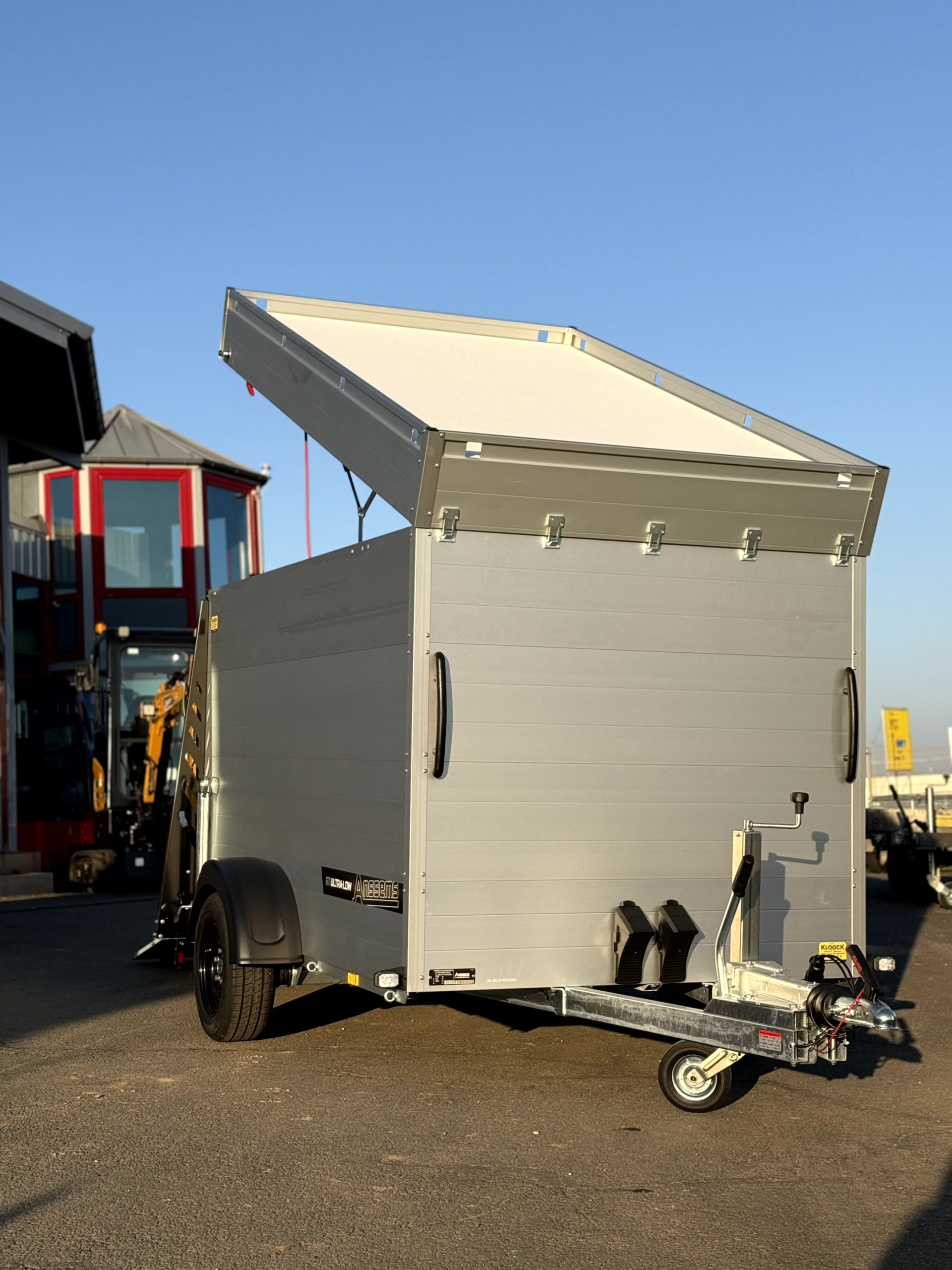 Anssems Kofferanhänger GTB 1350.251x151 VT3 Ultra Low 1350 kg mit Rampe und Klappdeckel – Bild 12