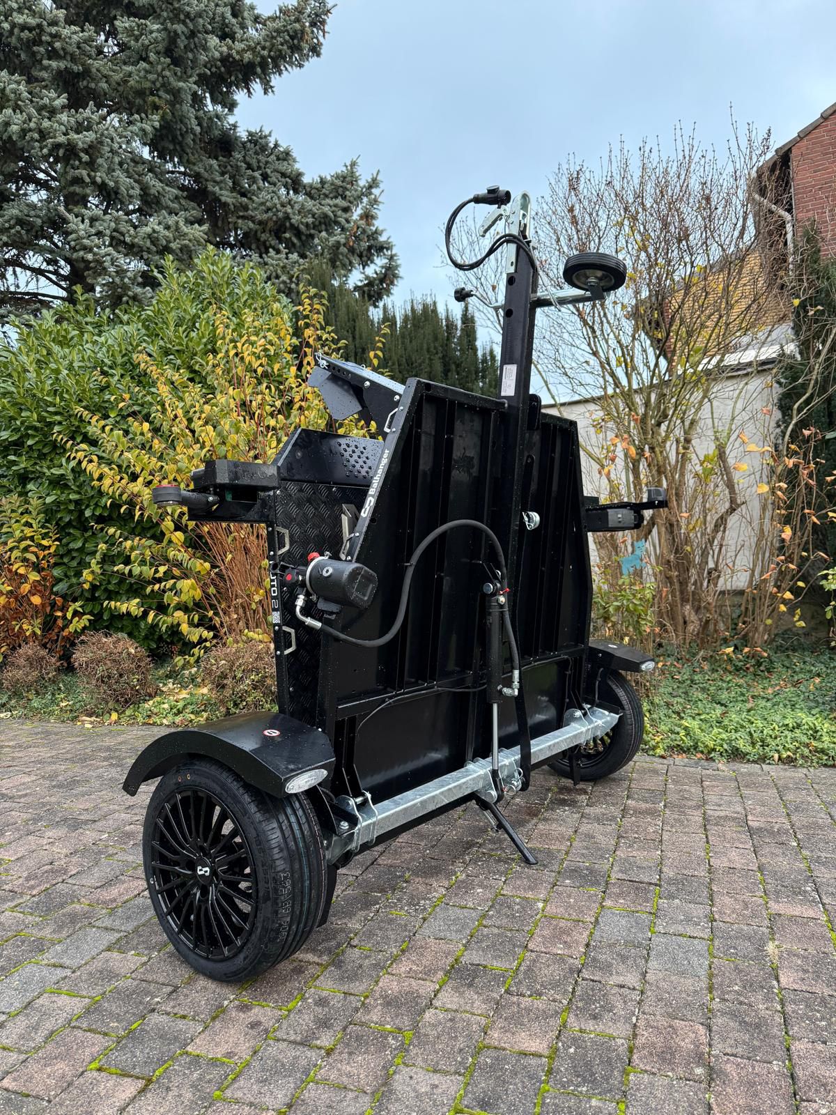 Balhanger Motorradanhänger Moto-2 750 kg "Black Edition" hydr. Absenkbar 13 Poliger Stecker mit Alufelgen – Bild 10