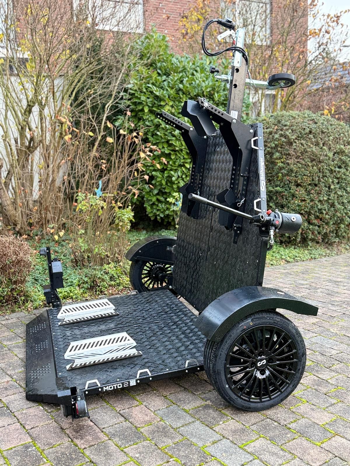 Balhanger Motorradanhänger Moto-2 750 kg "Black Edition" hydr. Absenkbar 13 Poliger Stecker mit Alufelgen – Bild 9