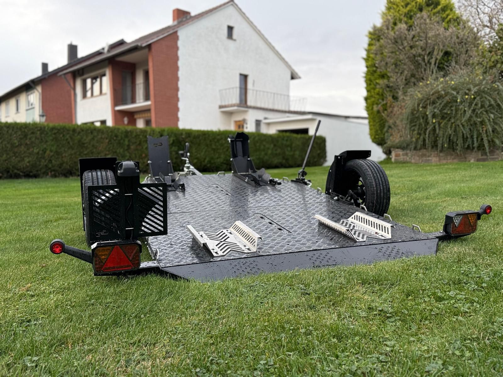 Balhanger Motorradanhänger Moto-2 750 kg "Black Edition" hydr. Absenkbar 13 Poliger Stecker mit Alufelgen – Bild 4