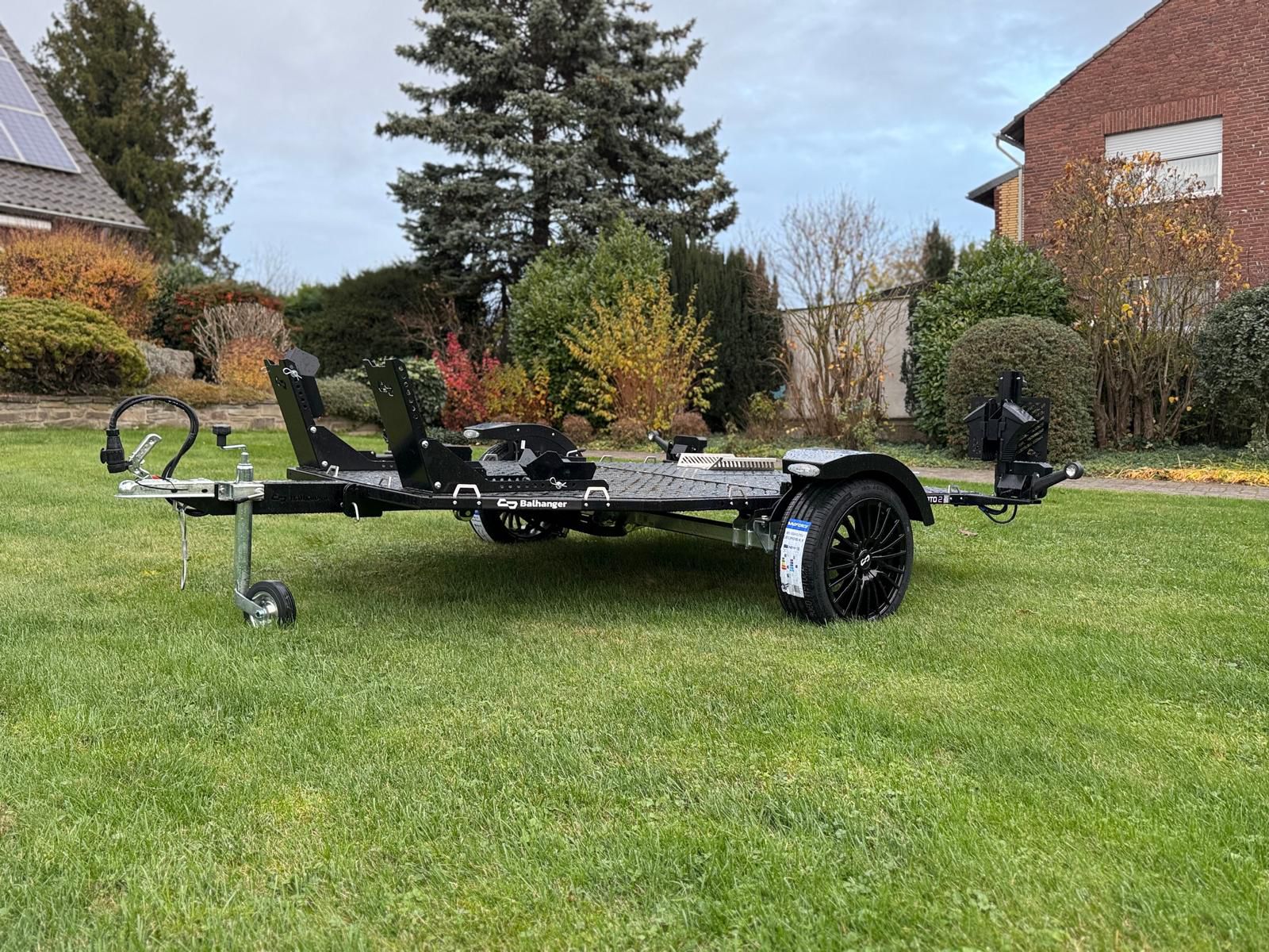 Balhanger Motorradanhänger Moto-2 750 kg "Black Edition" hydr. Absenkbar 13 Poliger Stecker mit Alufelgen – Bild 6