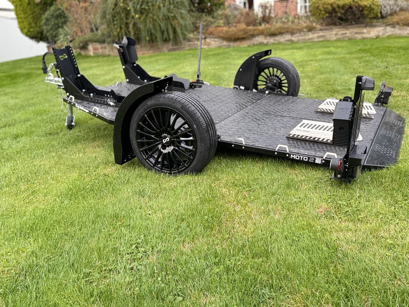 Balhanger Motorradanhänger Moto-2 750 kg "Black Edition" hydr. Absenkbar 13 Poliger Stecker mit Alufelgen – Bild 3