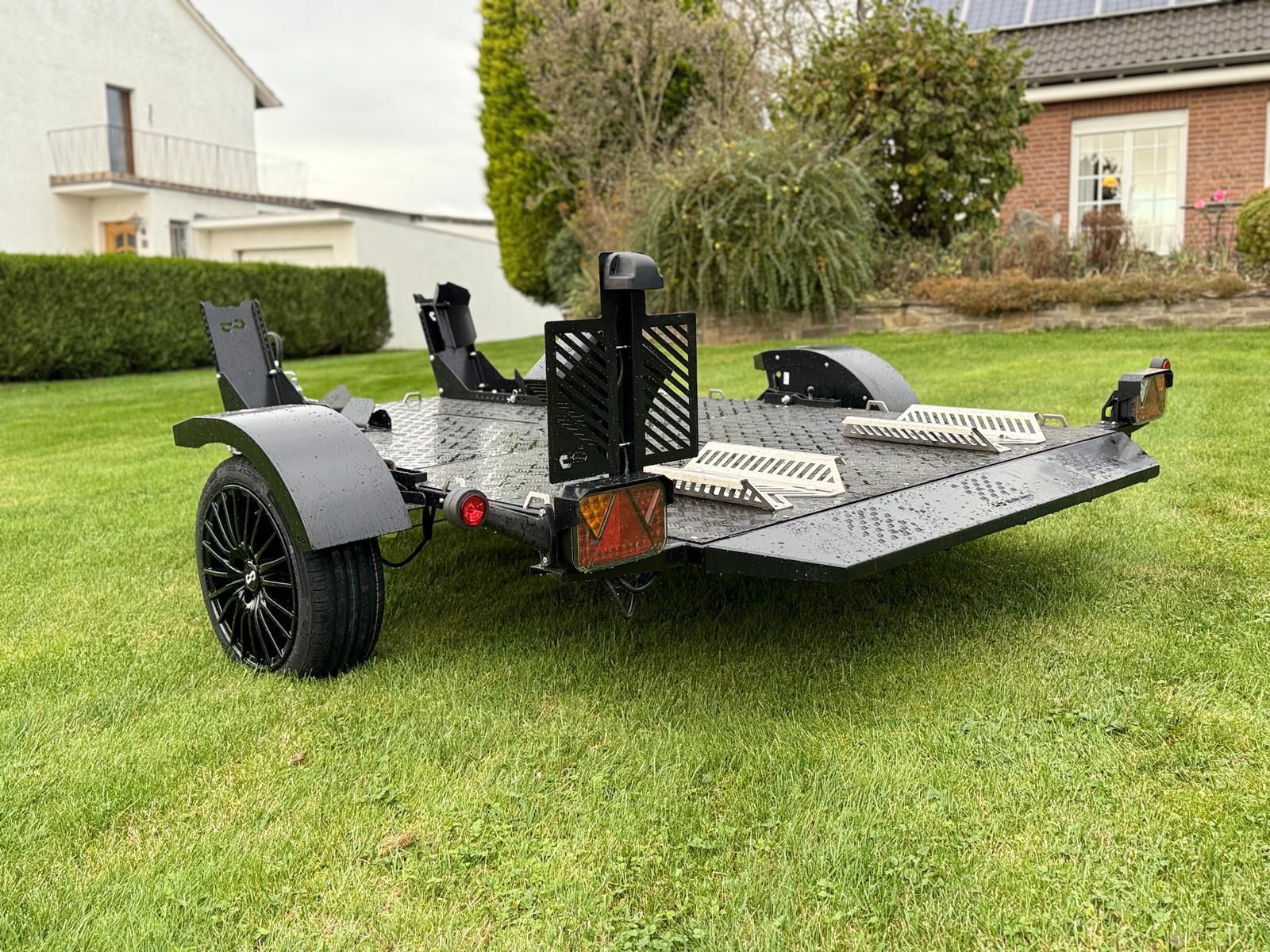 Balhanger Motorradanhänger Moto-2 750 kg "Black Edition" hydr. Absenkbar 13 Poliger Stecker mit Alufelgen – Bild 7