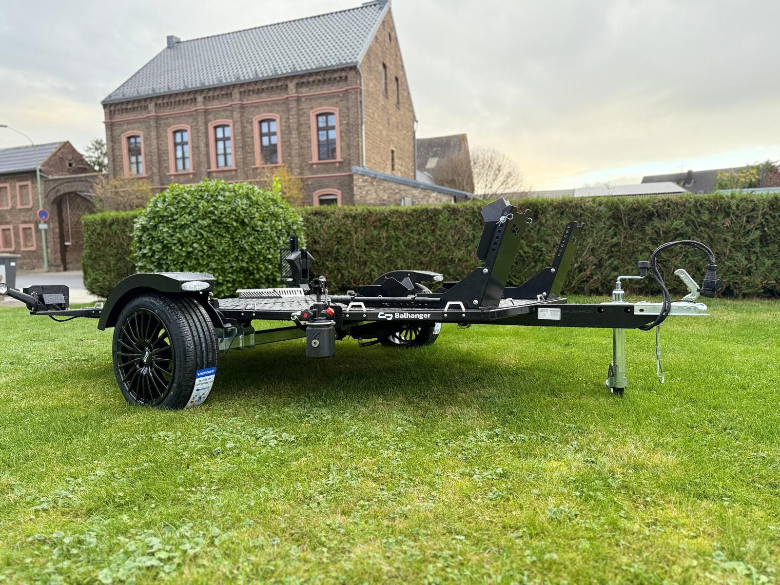Balhanger Motorradanhänger Moto-2 750 kg "Black Edition" hydr. Absenkbar 13 Poliger Stecker mit Alufelgen – Bild 2