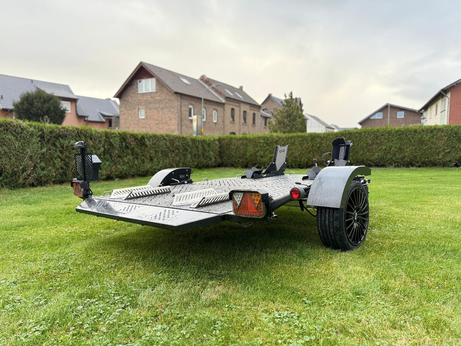Balhanger Motorradanhänger Moto-2 750 kg "Black Edition" hydr. Absenkbar 13 Poliger Stecker mit Alufelgen – Bild 5