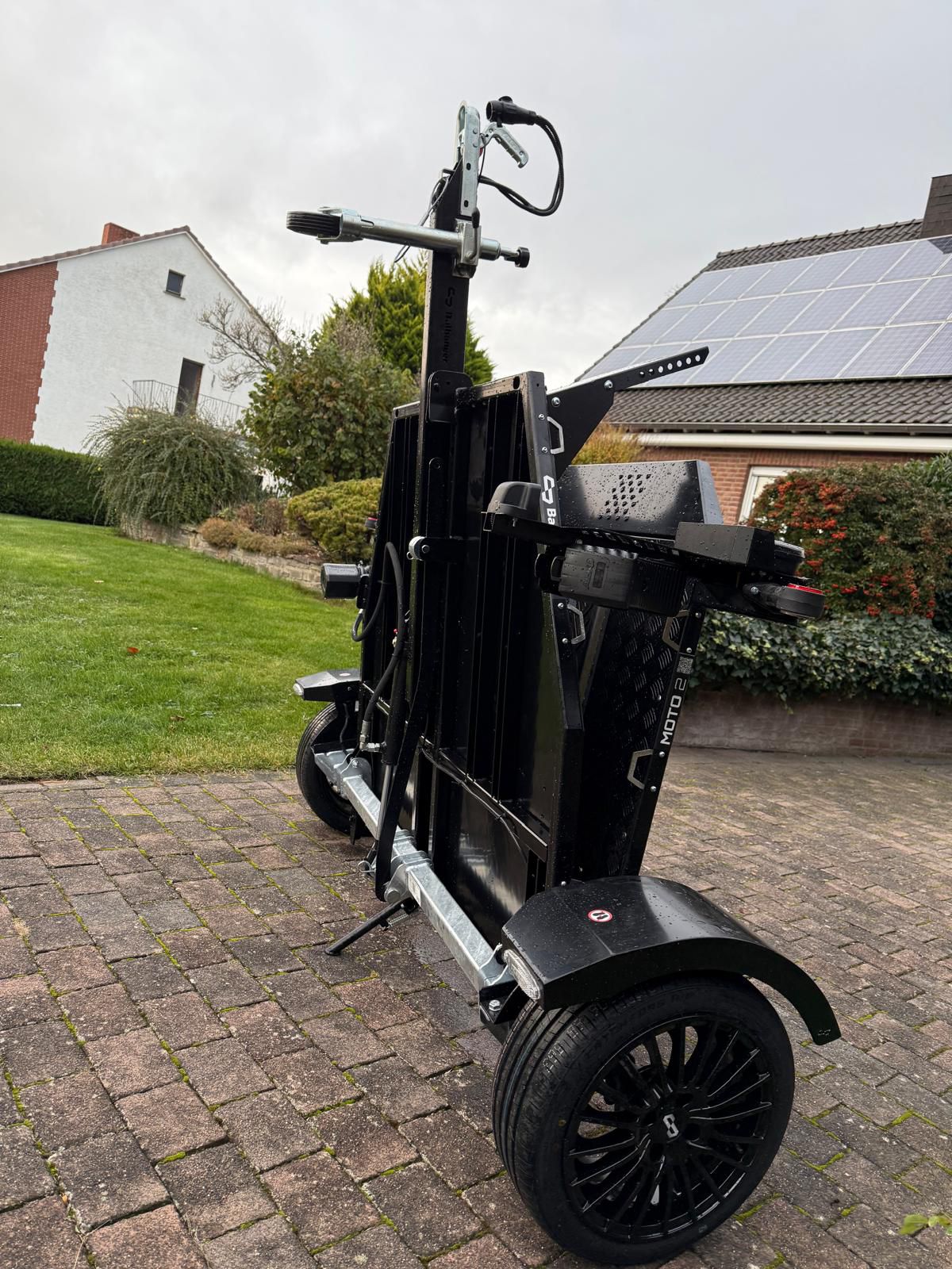 Balhanger Motorradanhänger Moto-2 750 kg "Black Edition" hydr. Absenkbar 13 Poliger Stecker mit Alufelgen – Bild 11