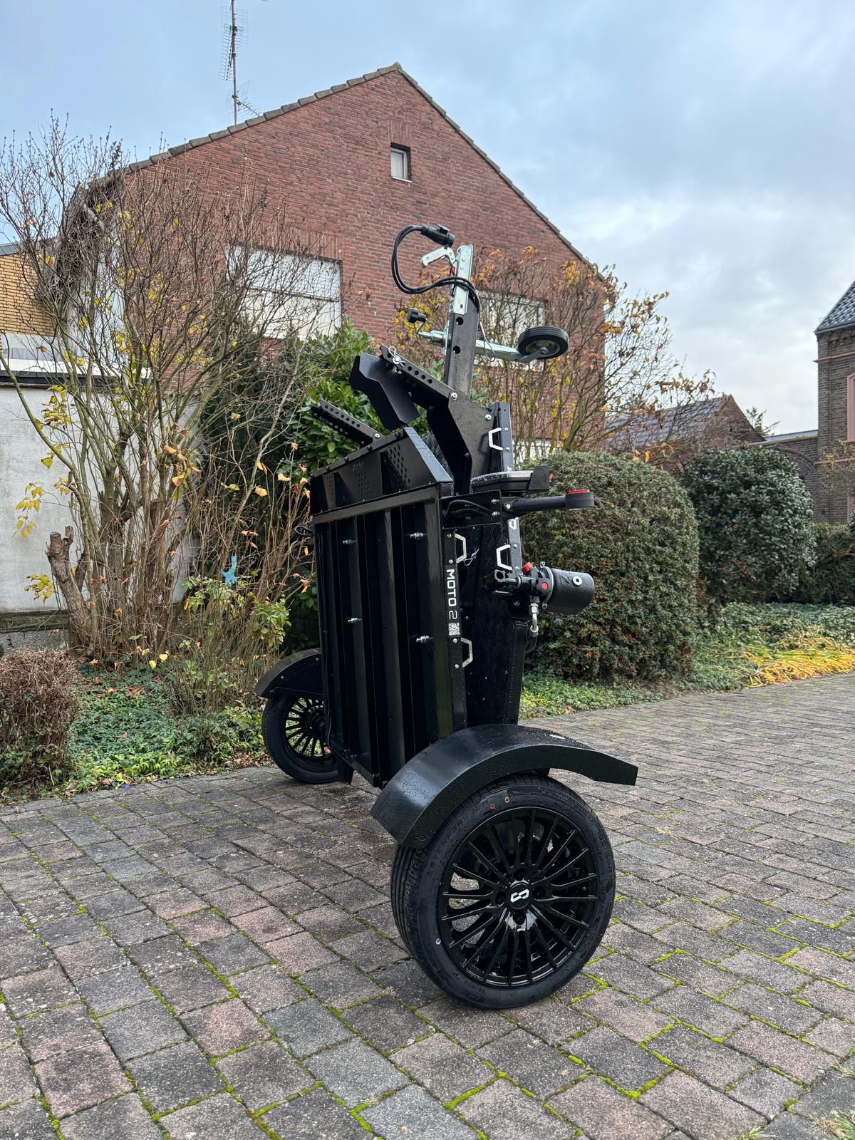 Balhanger Motorradanhänger Moto-2 750 kg "Black Edition" hydr. Absenkbar 13 Poliger Stecker mit Alufelgen – Bild 12