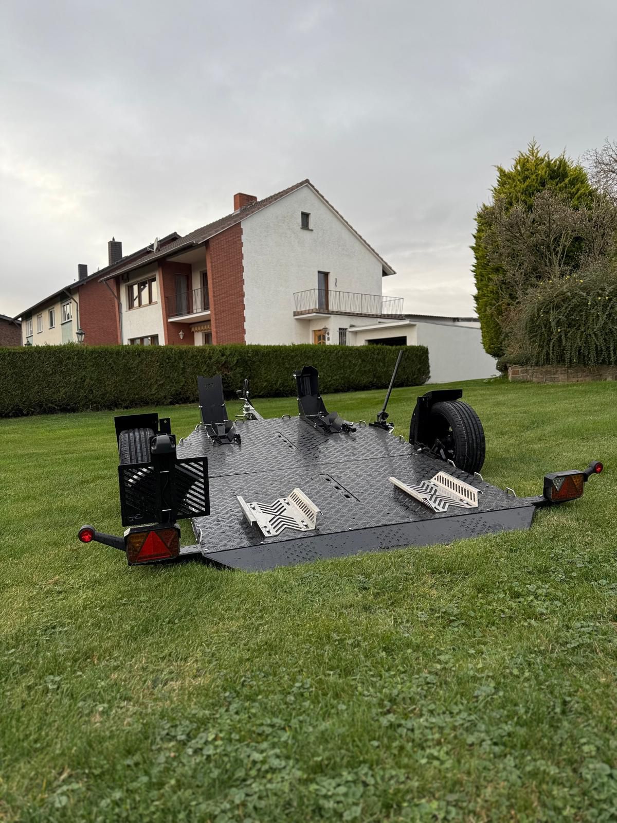 Balhanger Motorradanhänger Moto-2 750 kg "Black Edition" hydr. Absenkbar 13 Poliger Stecker mit Alufelgen – Bild 13